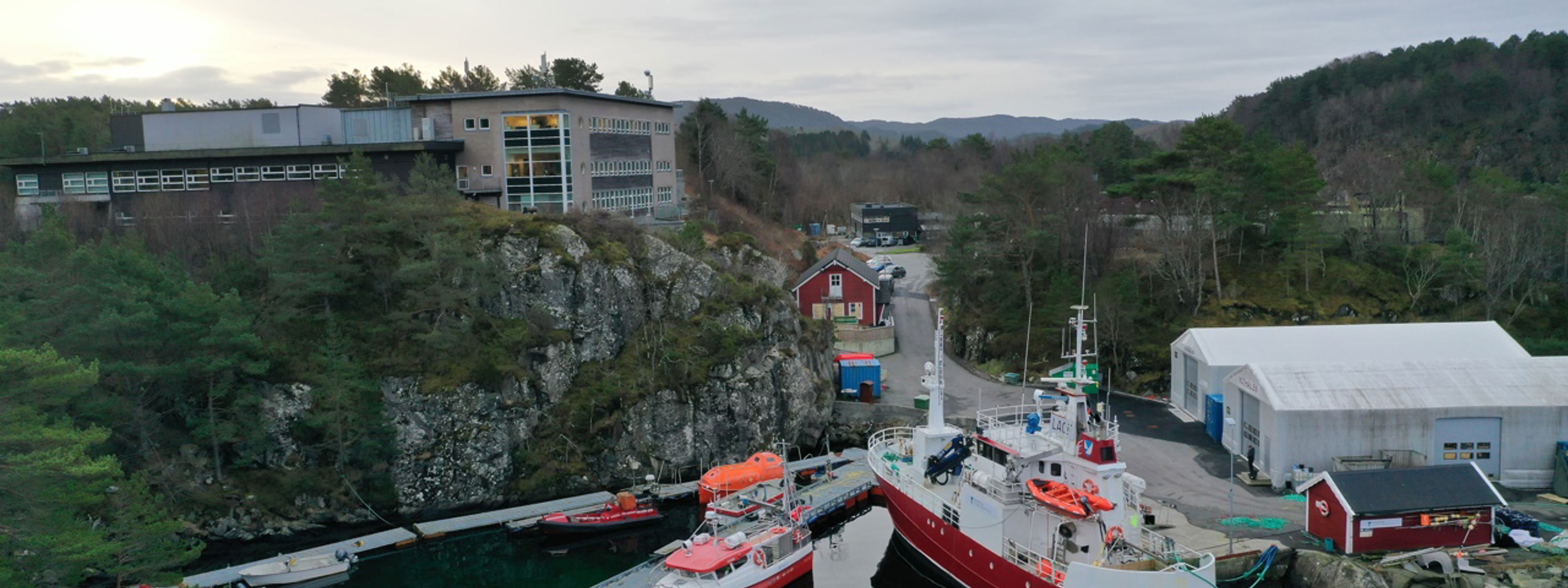 Bilde av skulen fra sjøsida